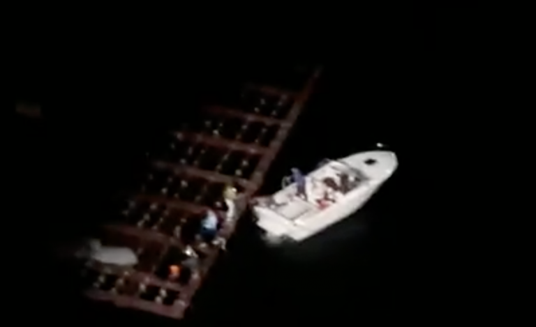 Rescatan cinco persoas que se refuxiaron nunha batea tras afundirse a súa embarcación en Moaña