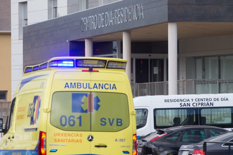 Evacúan en ambulancia a unha muller tras ser atropelada no Rally Rías Baixas