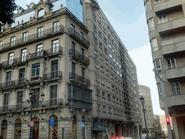 Adif saca a poxa pública dúas vivendas no centro de Vigo