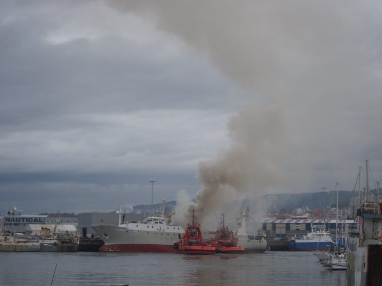 Despregada unha rede anticontaminación no porto de Vigo tralo incendio dun buque, que afundiu