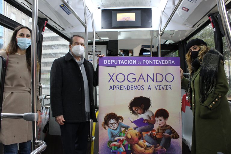 A Deputación de Pontevedra leva a súa campaña de xoguetes non sexistas aos buses urbanos de Vigo