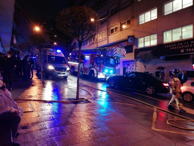 Rescatan a varios veciños dun edificio en chamas en Vigo