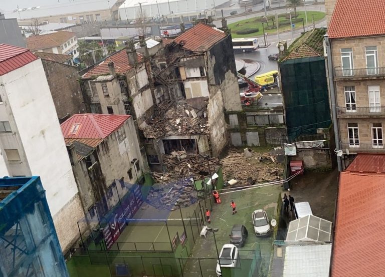 Cae un edificio en ruínas en pleno centro de Vigo