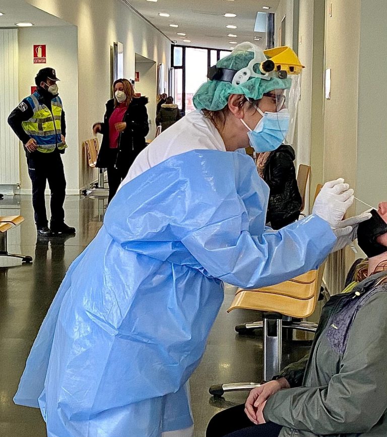 Menos pacientes nos hospitais a pesar de que seguen subindo os casos covid na área de Vigo