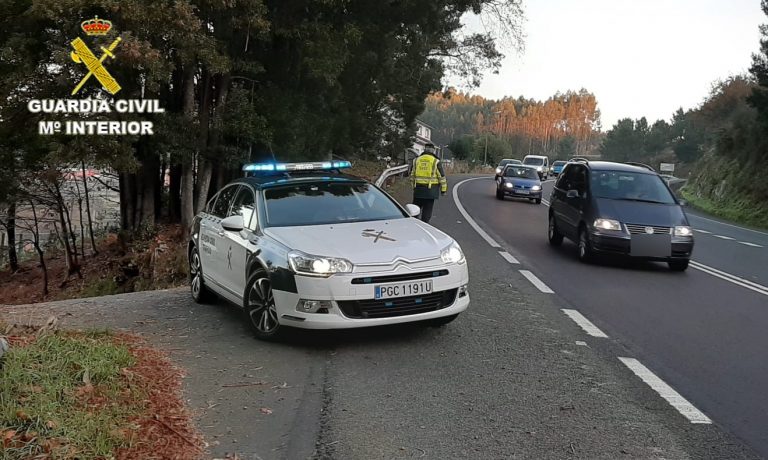 Evacuado un ferido na Cañiza logo da colisión de tres vehículos