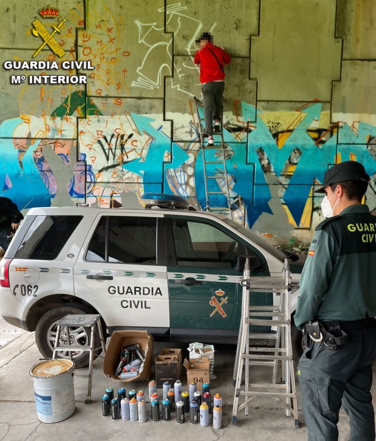 Catro mozos enfróntanse a multas de 600 euros por un grafiti no centro do Porriño