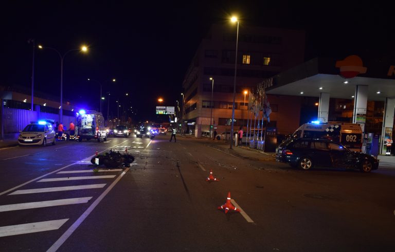 Un motorista morto e tres persoas feridas tras un choque frontal entre coche e moto en Coruxo