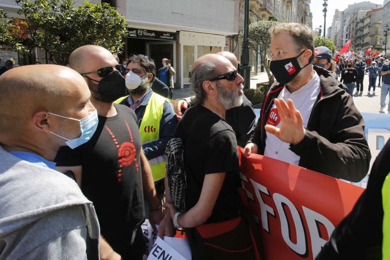 Traballadores do metal irrompen nas marchas do 1 de maio en Vigo ao berro de “traidores” pola firma do convenio