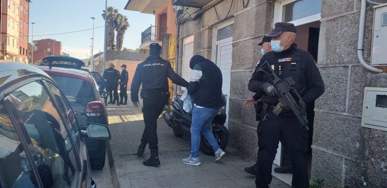 Detido un home que roubou nunha cafetaría de Vigo e foi perseguido e interceptado por dous clientes