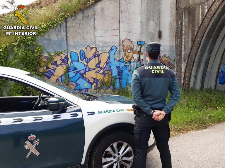 Investigan a tres grafiteiros en Baiona como presuntos responsables dunha vintena de pintadas