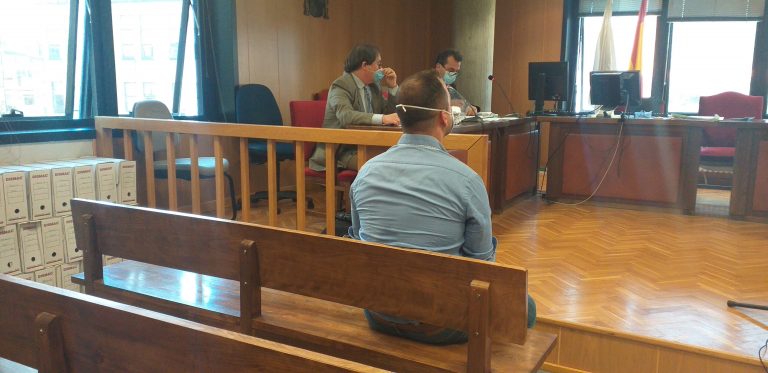 Unha muller nega ter ferido cun coitelo á súa exparella