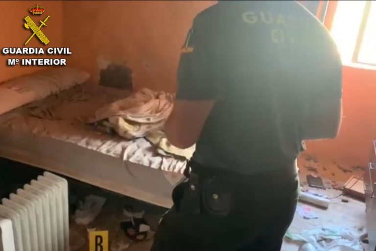 Investigado en Ponteareas por achar na súa casa 3 cans mortos e 50 esqueletos de galiñas