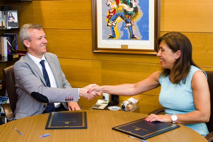 A conselleira de Traballo e Benestar, Beatriz Mato, e o presidente do Padroado da Fundación Semana Verde de Galicia, Alfonso Rueda, asinarán un convenio de colaboración para a organización dun encontro informático. No despacho da conselleira. No Edificio Administrativo de San Caetano. foto xoán crespo 28/05/15