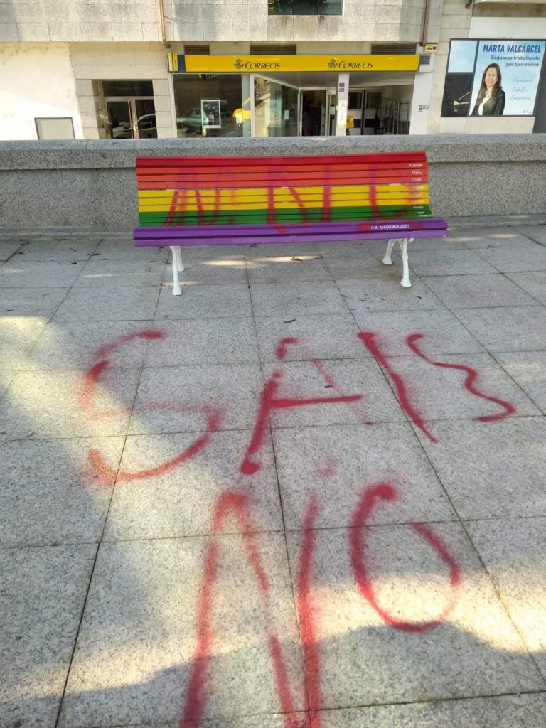 “Gais no”: vándalos fan unha pintada homófoba no banco LGBTIQ+ de Salvaterra do Miño