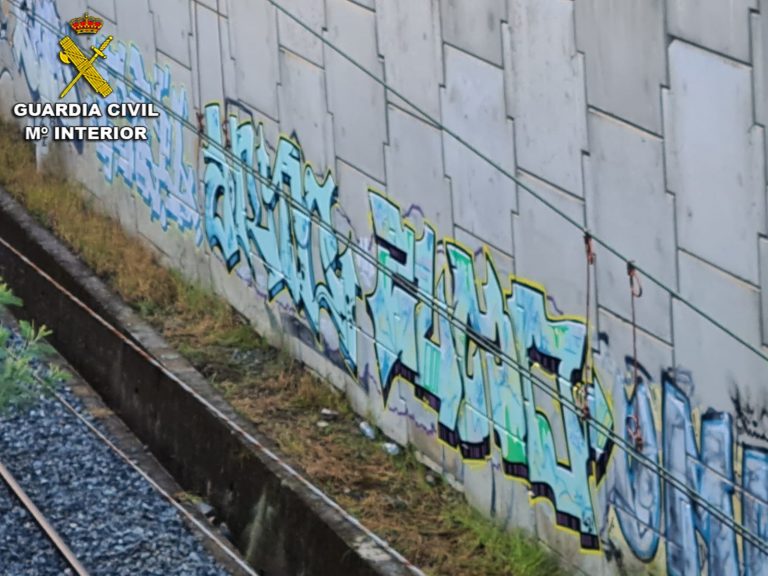 Denunciados dous mozos de Vigo sorprendidos cando facían unha pintada nun muro das vías férreas no Porriño