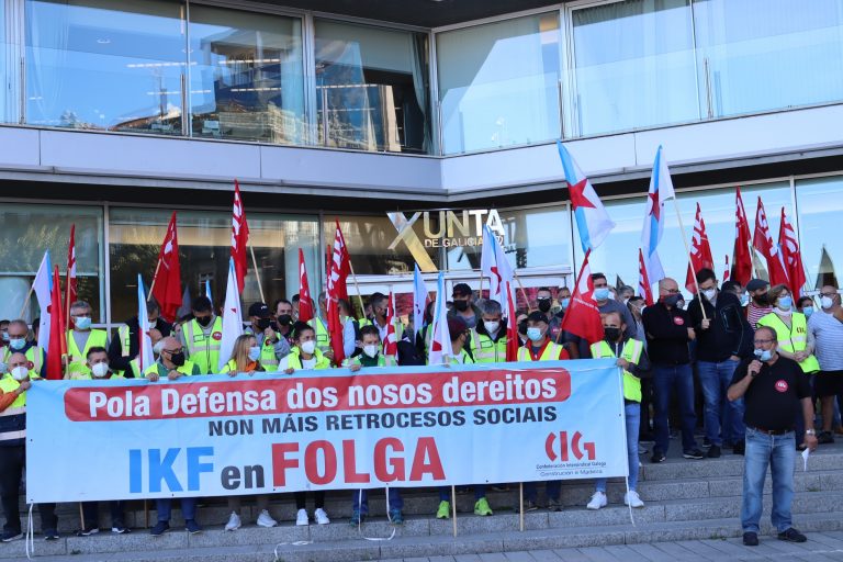 Traballadores de IKF concéntranse en Vigo para reclamar a intervención da Xunta no conflito