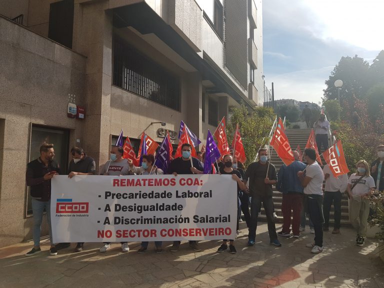 Traballadores concéntranse para reclamar o “desbloqueo” da negociación do convenio do sector conserveiro
