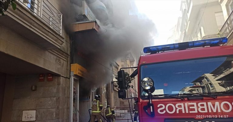 Os bombeiros extinguen un incendio nun local comercial de Vigo