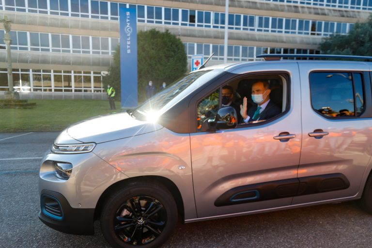 Felipe VI proba a nova xeración de furgonetas 100 % eléctricas do grupo Stellantis en Vigo