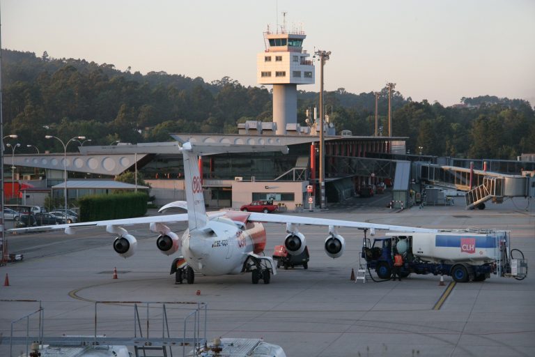 O aeroporto de Vigo, xa operativo tras ser reparada a fochanca situada na pista