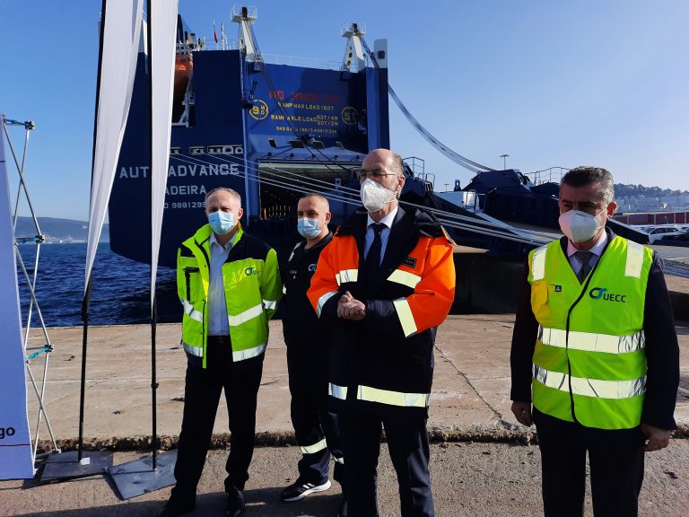 Vigo recibe o primeiro barco híbrido de gas e eléctrico do mundo