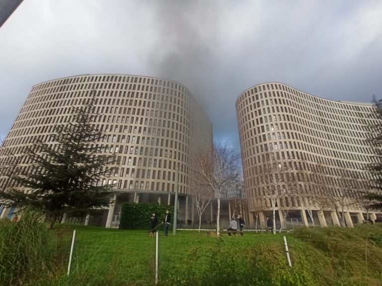 O incendio produciuse no interior du garaxe no barrio de Navia . Foto Juanca Soto