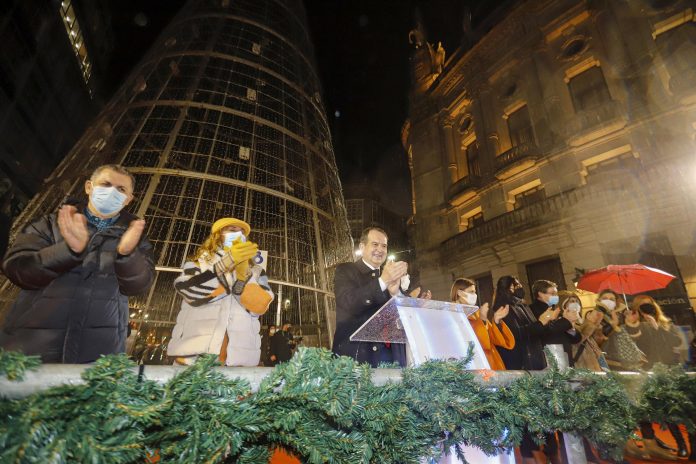 O alcalde de Vigo, Abel Caballero (c), aplaude durante o apagado do alumeado de Nadal desde a árbore de Policarpo Sanz, a 16 de xaneiro de 2022, en Vigo. - Marta Vázquez Rodríguez - Europa Press