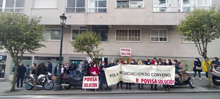 Traballadores de Povisa protestan para pedir que se actualice o convenio colectivo, tras 11 anos conxelado
