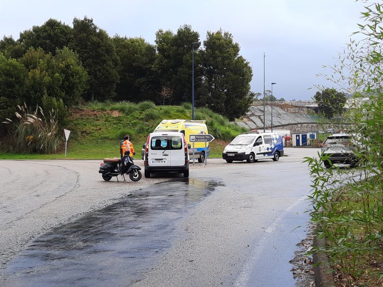 Un motorista resulta ferido tras chocar contra unha furgoneta en Vigo