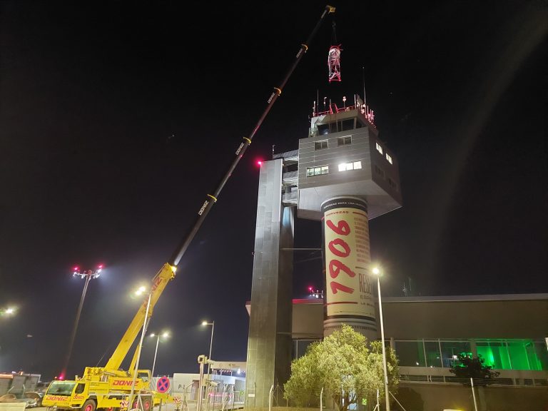 Aena instala en Peinador o soportes para as cámaras da nova torre de control remota de Vigo