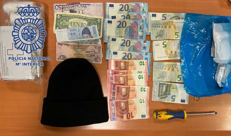 Detidos en Vigo por dous roubos en farmacias, ás que entraron rompendo o cristal cunha tapa de sumidoiro