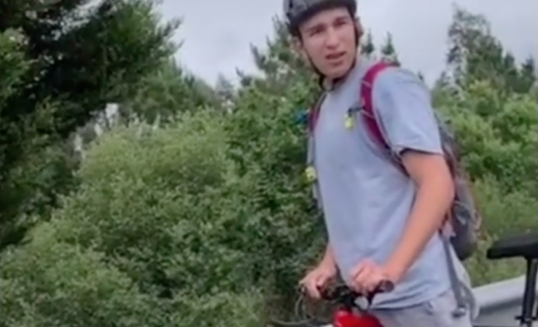 VIDEO | Conductor avisa sen éxito a un turista que cruza a peaxe en bicicleta pola AP-9