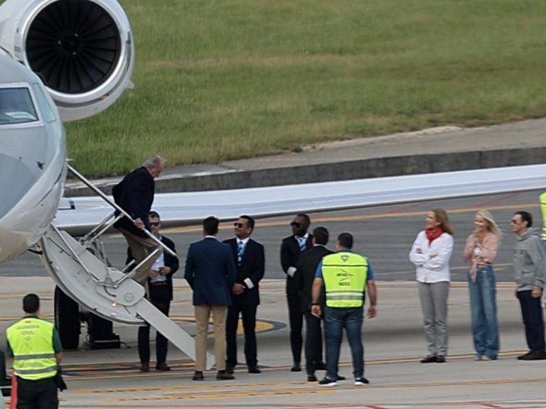 Juan Carlos I aterra en Vigo tras case dous anos fóra de España
