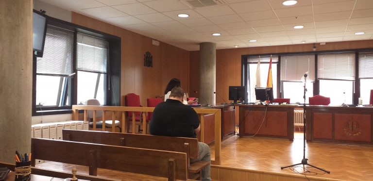 Acepta 900 euros de multa e 3 anos de inhabilitación tras recoñecer posesión de pornografía infantil