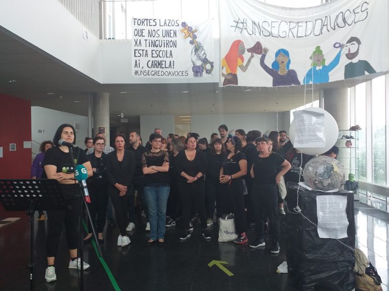 O alumnado da ESAD de Vigo realiza unha concentración de apoio ás denunciantes de acoso tras o arquivo da causa