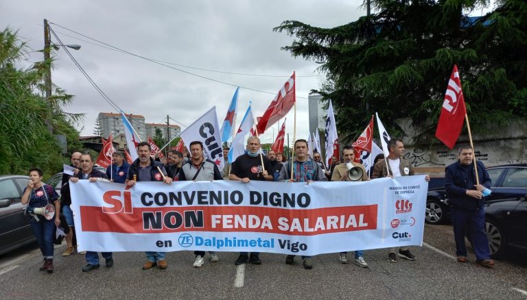 Nova concentración de traballadores de Dalphimetal en demanda dun convenio digno