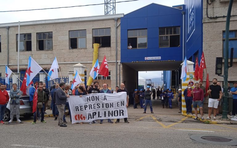 Concentración de traballadores de Aplinor en Vigo ante a “represión sindical” da empresa