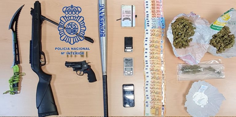 Detido en Vigo un home acusado dun delito de tráfico de drogas que tiña na súa vivenda un revolver