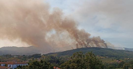 O incendio sen control que ameaza casas en Arbo dispárase ás 230 hectáreas queimadas
