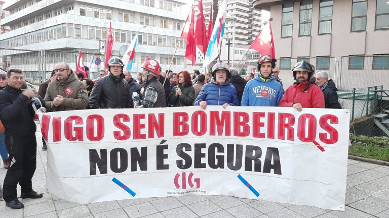 Bombeiros de Vigo despregan unha pancarta para esixir ao goberno local unha “solución” ao “grave problema do servizo”