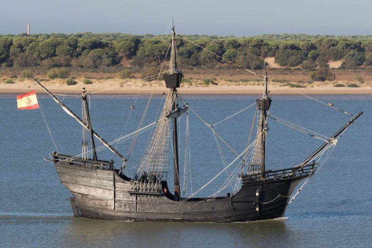 Chega a Vigo réplica do barco protagonista da primeira volta ao mundo