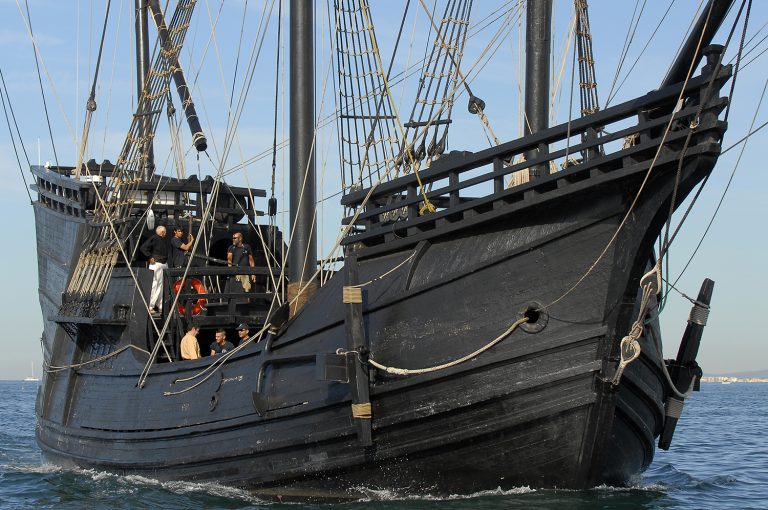 Chega a Vigo a Nave Victoria, réplica do primeiro barco que deu a volta ao mundo