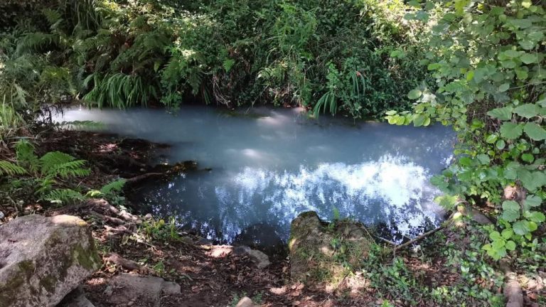 Denuncian vertidos tóxicos nun río de Bembrive polas obras da A-52