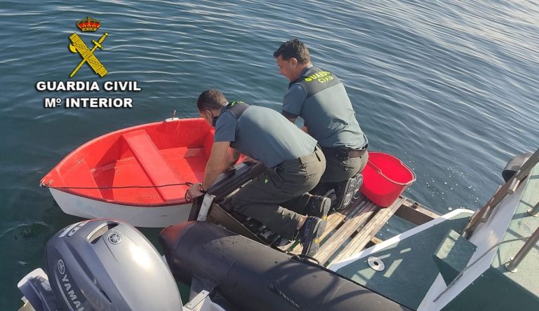 Localizado sen vida o tripulante dunha barca que apareceu envorcada en Punta Couso nunha praia de Bueu