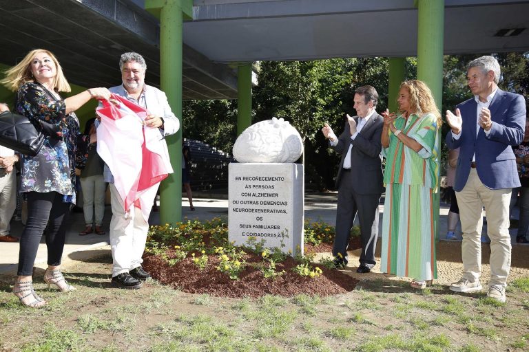 A Deputación de Pontevedra entrega en Vigo unha escultura á asociación AFAGA