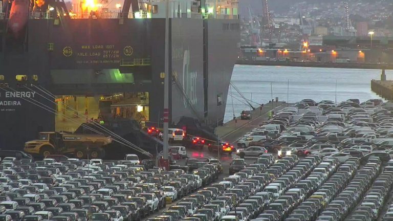 Porto de Vigo colabora na procura de solucións para dar saída aos coches de Stellantis congestionados en Bouzas