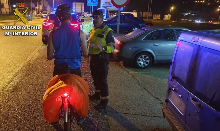 Un peregrino italiano é interceptado circulando en bicicleta de noite por unha autovía no Porriño