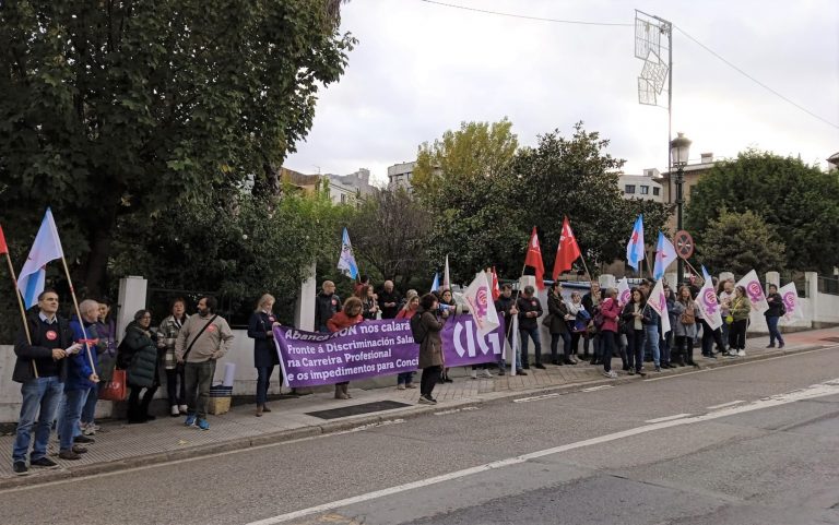 Decenas de traballadores do sector financeiro protestan en Vigo por unha actualización salarial e o dereito a conciliar
