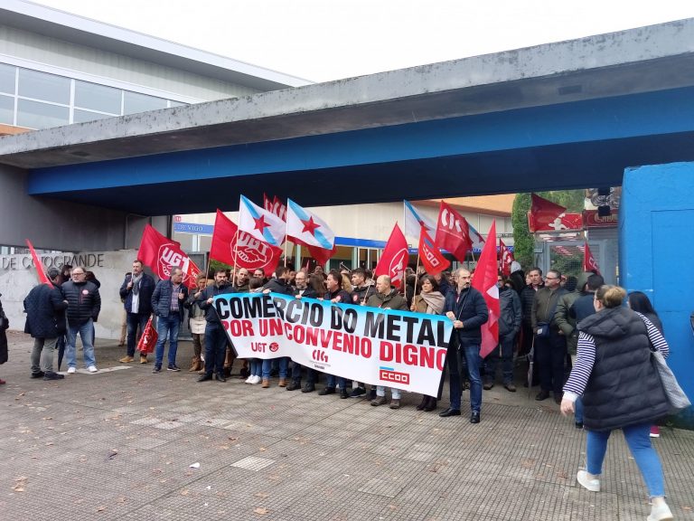 Decenas de traballadores do comercio do metal de Pontevedra concéntranse en Vigo para pedir un convenio “digno”