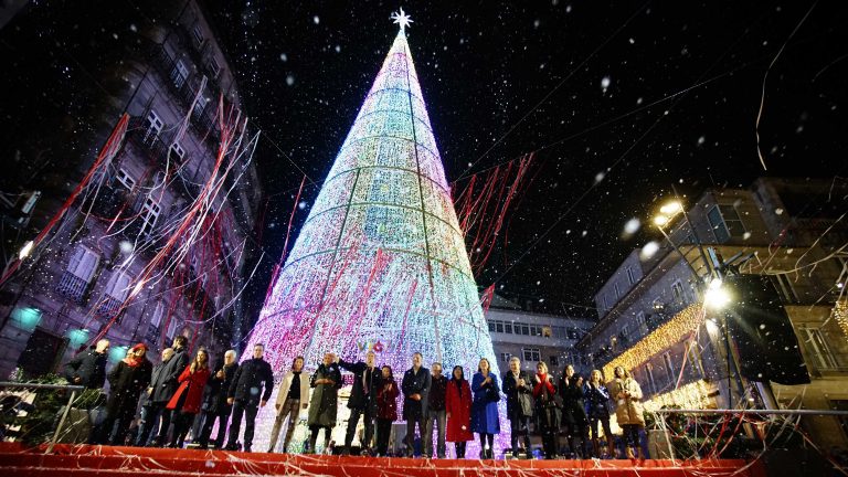 9.000 persoas en directo e 39.000 no resto da cidade presenciaron o acendido das luces do Nadal